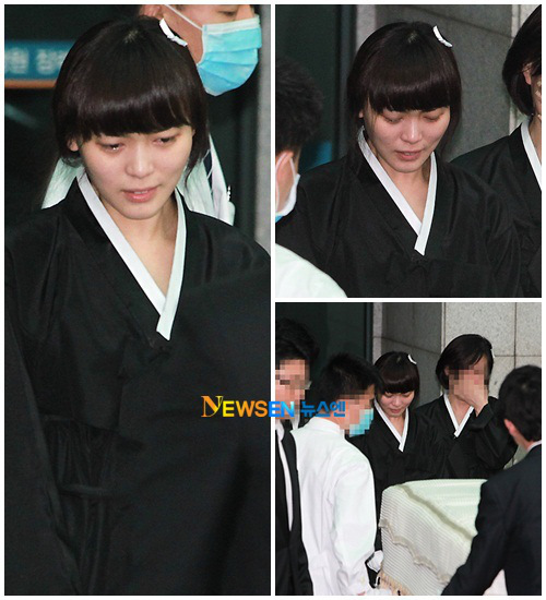 صورة دموع سونيي في يوم دفن والدها