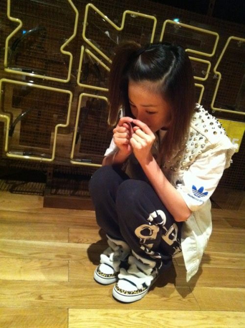 صورة Dara تستعرض حذائها الجديد من Jeremy Scott