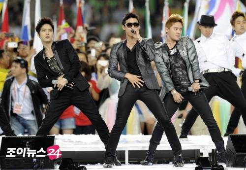 صورة JYJ يؤدون في الحفل الختامي لبطولة العالم 2011 لألعاب القوى في دايجو