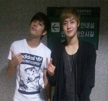 صورة Kim Hyun Joong يزور Kim Kyu Jong خلال تدريباته لمسرحيته الموسيقية