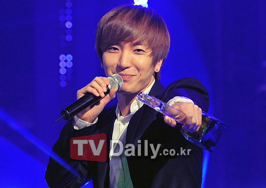 صورة Leeteuk يشكر المعجبين على فوزهم في الـ Music Bank