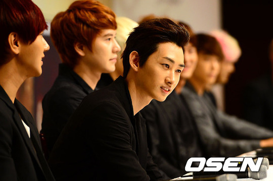 صورة سوبر جونيور يغيضون إيونهيوك في الملتقى الصحفي لألبومهم السادس