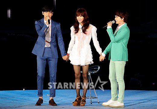 صورة تشانجمين و كيوهيون يقبلان تايمن في حفل SMTOWN Live World Tour 3 in Seoul