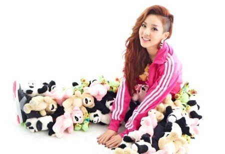 صورة دارا تصدم المعجبين بارتدائها لبنطال من الدمى المحشوة من تصميم Jeremy Scott