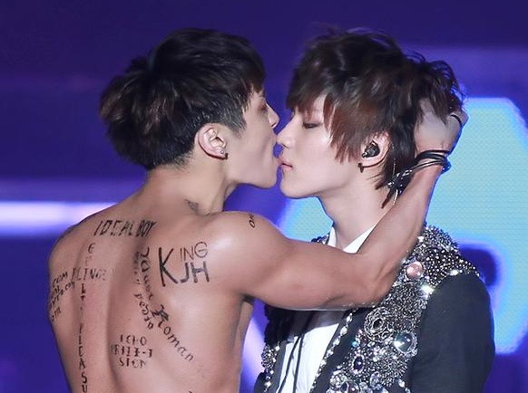 صورة Jonghyun يثير الجدل بقبلته الوشيكة مع Taemin ؟!