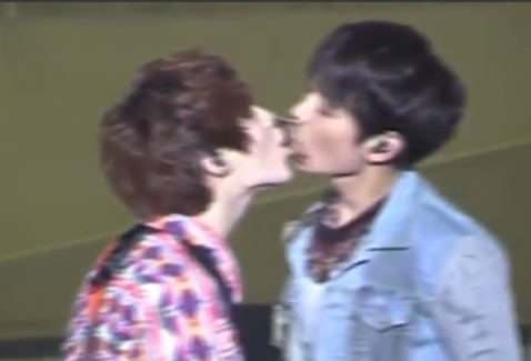 صورة قبلة Taemin و Minho الوشيكة تثير جنون المعجبات