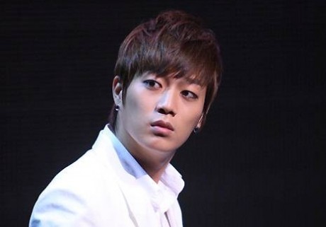 صورة Doojoon عضو فرقة B2ST يتعرض للإنتقاد بسبب ردة فعله الوقحة لمعجبة سمينة