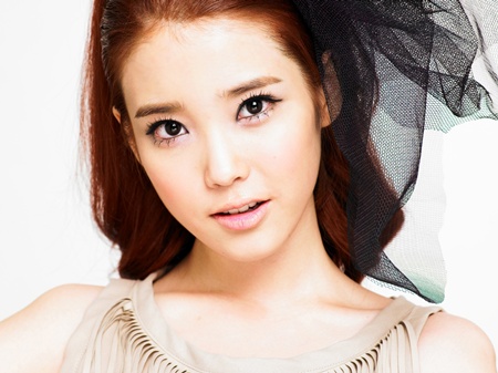 صورة آيو تقول بأنها لم تعد ترغب بأن يطلق عليها لقب “الأخت الصغرى للأمة”