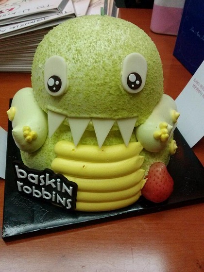 صورة Taecyeon يهنيء 15& على أول ظهور لهن بكعكة