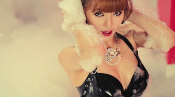 صورة HyunA أصدرت صوراً تشويقية + مقطعاً من الفيديو الموسيقي لأغنية Ice Cream