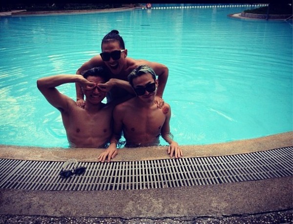 صورة جي دراغون، دايسونغ و تاي يانغ التقطوا صورة لهم وهم في المسبح