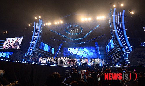 صورة ٢١ فرقة غنائية أدوا عروضهم في حفل الـ Dream Concert ٢٠١٣