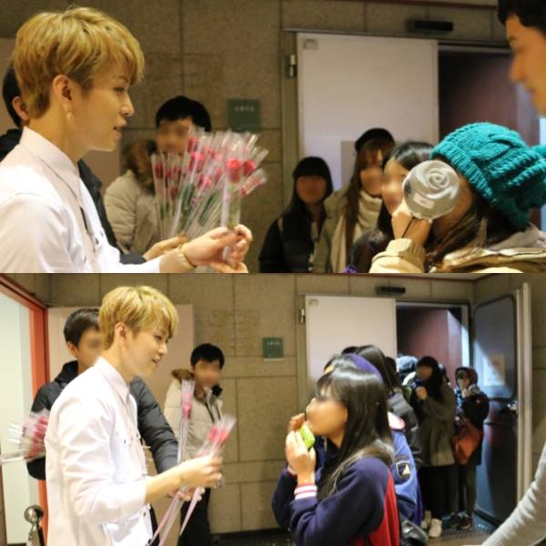 صورة جونهيونغ قدم ٢٠٠ زهرة شخصياً لمعجباته اللاتي حضرن لدعمه في برنامج الـ Inkigayo