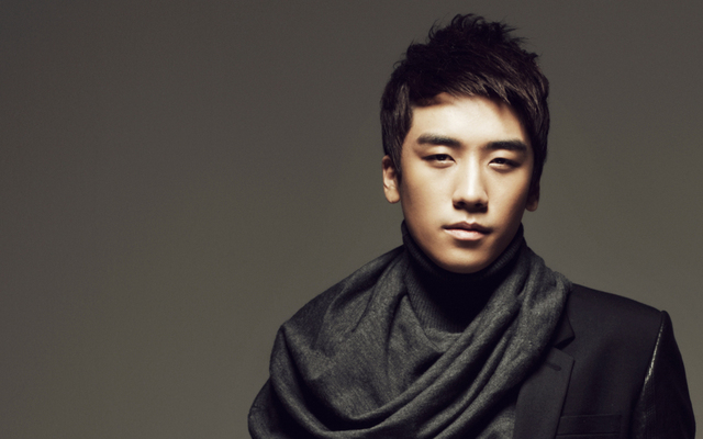 صورة سينغري من فرقة بيغ بانغ تعرض لحادث سير بسيط بسبب معجبة