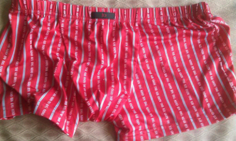 صورة معجبة مهووسة تحاول بيع السروال الداخلي لـ D.O من فرقة إكسو