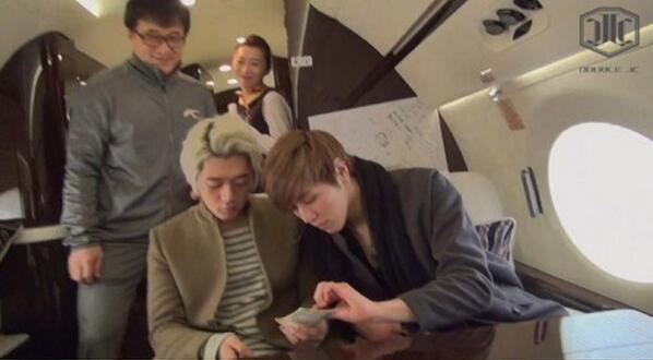 صورة جاكي شان قدم مصروفاً سخياً لأعضاء فرقته JJCC على متن طائرته الخاصة