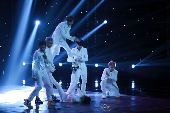 صورة فرقة إكسو إم قاموا بآداء أغنية عودتهم Overdose على التلفاز الصيني