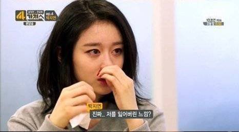 صورة جيون من فرقة تيارا تذرف الدموع في مقابلة أجرتها مع برنامج 4 Things Show