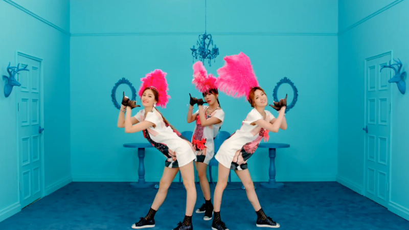 صورة فرقة أورانج كاراميل أصدرن فيديو كليب أغنية My Copycat