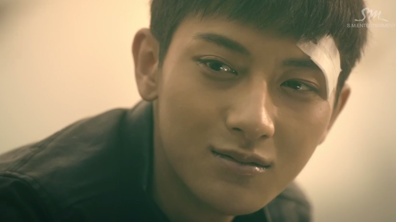 صورة فيكتوريا وتاو يظهران في الفيديو الكليب الخاص بالمغنية Zhang Li Yin