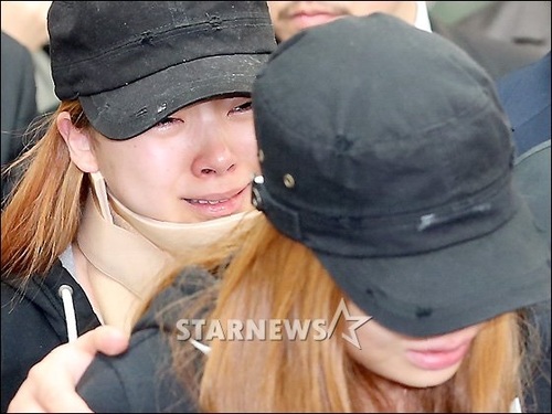 صورة [صور+فيديو] آشلي و زوني حضرتا جنازة إيونبي ومراسم تشييع جثمانها