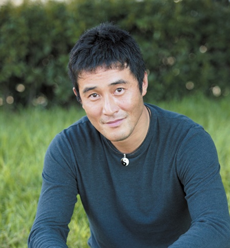 صورة الممثل تشوي مين سو صرّح بأنه لا يحب المغنين الذين تحولوا للتمثيل ومستخدمي الإنترنت يوافقوه الرأي