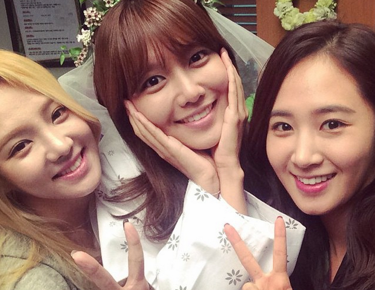 صورة فتيات سنسد أظهرن دعمهن لـ سويونغ من خلال زيارتها في موقع تصوير مسلسلها