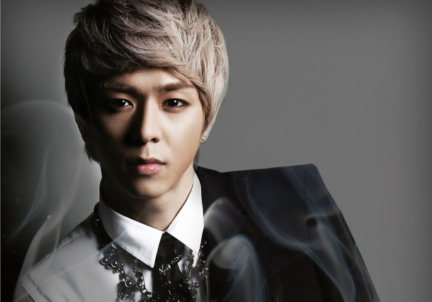 صورة جونيونغ قائد فرقة زيا عاد مجدداً لكتابة تغريدات تهاجم وكالته الترفيهية