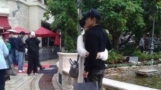 صورة لي بيونغ هون وزوجته لي مين جونغ شوهدا في لوس أنجلوس