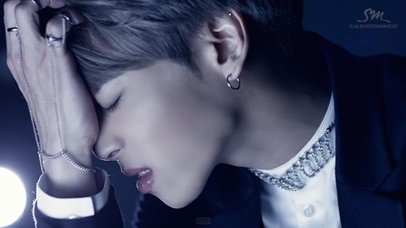 صورة جونغهيون عضو فرقة شايني أصدر الفيديو كليب الخاص بأغنيته الجديدة “مجنون”