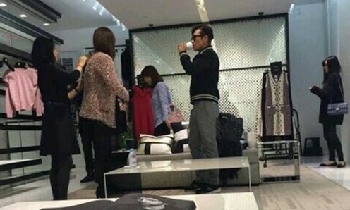 صورة لي بيونغ هون و لي مين جونغ شوهدا في موعد غرامي في لوس أنجلوس