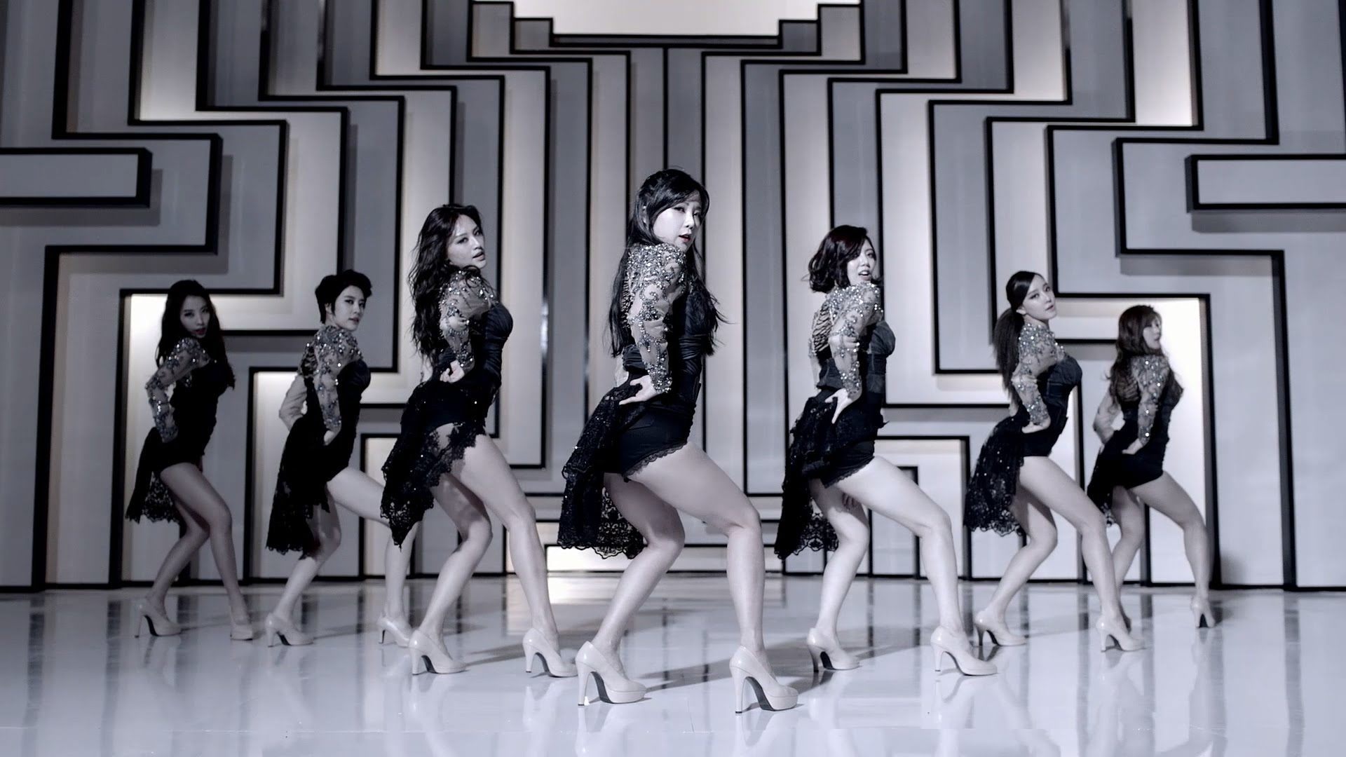 صورة راينبو أصدرن الفيديو كليب الخاص بأغنيتهن الجديدة “البجعة السوداء”