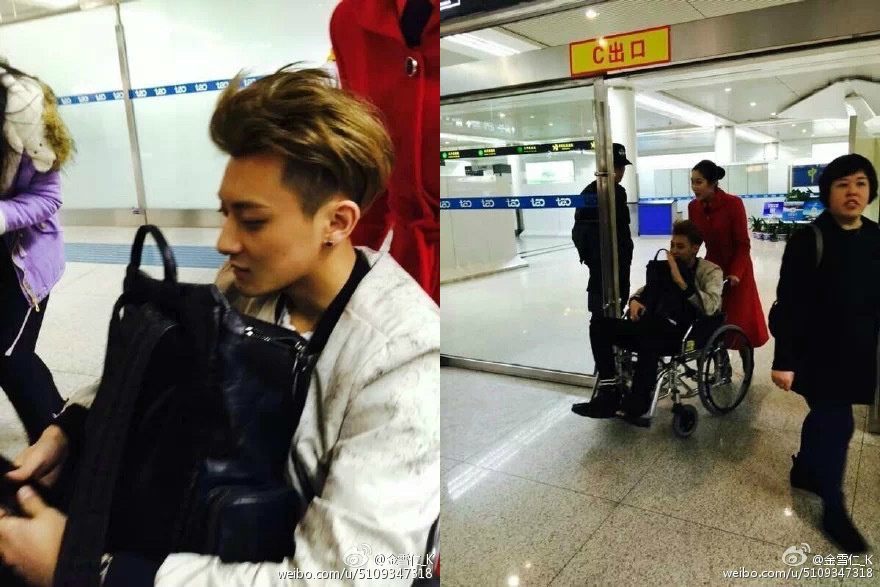 صورة شوهد تاو عضو فرقة إكسو وهو يسافر على كرسي متحرك