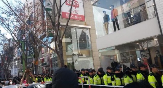 صورة الشرطة حضرت حدث توقيع المعجبين الخاص بفرقة إكسو لمراقبة الحشد الهائل