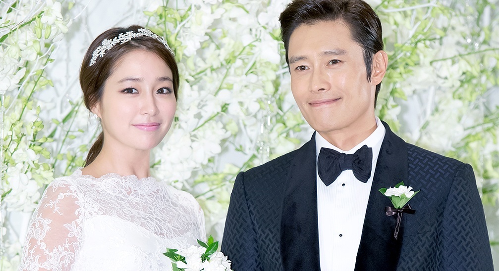 صورة لي بيونغ هون و لي مين جونغ رحبّا بطفلهما الأول