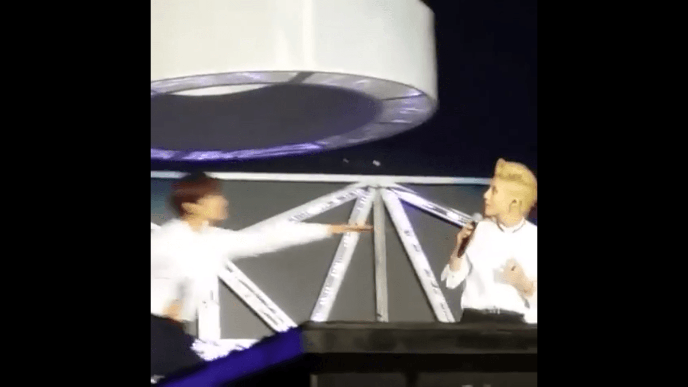 صورة تشانغمين تصرف ببطولية وأنقذ تيمين من التعرض لإصابة خطيرة في حفل الـ SMTOWN