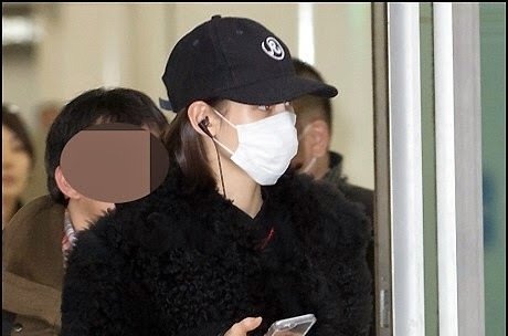 صورة كيكو ميزوهارا زارت كوريا الجنوبية مع واحد من موظفي وكالة YG الترفيهية