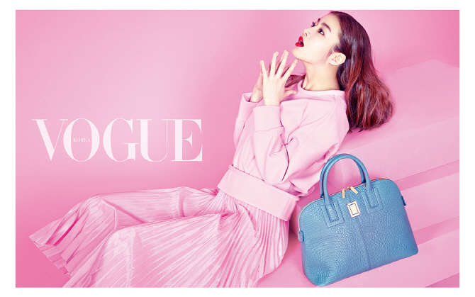 صورة الممثلة كانغ سورا تبدو ساحرةً في صورها لمجلة فوغ