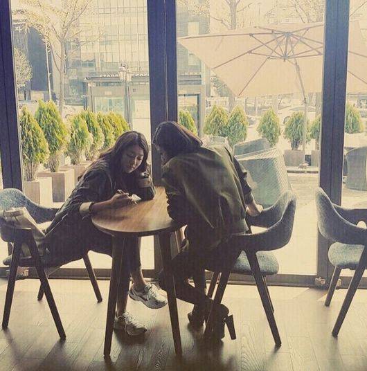 صورة المعجبين انتقدوا الممثلة جونغ سونغ يون لأستخدامها شهرتها لدعم شقيقتها الصغرى يووجيونغ قبل بدء برنامج ‘Sixteen’