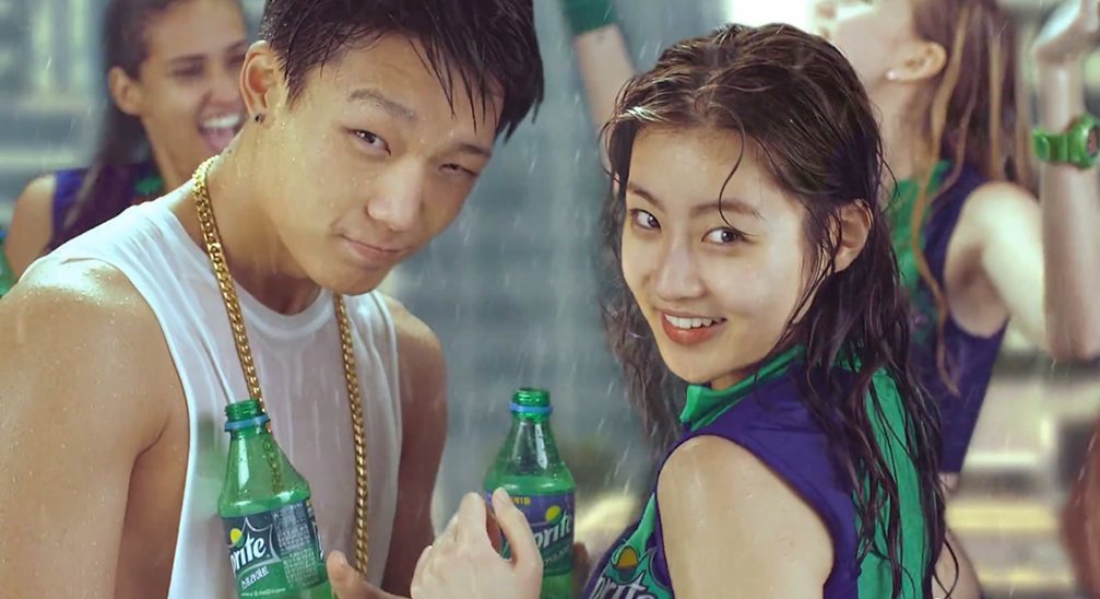 صورة كانغ سورا و بوبي يستعدان للصيف بإعلان منعش لمشروب سبرايت