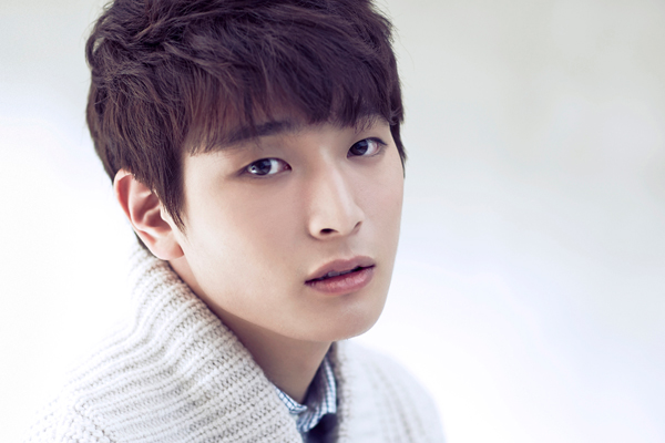 صورة جينوون عضو فرقة 2AM وقع عقد جديد مع وكالة Mystic الترفيهية