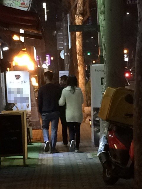 صورة [رأي مستخدمي الإنترنت] سولي و تشويزا شوهدا في موعد ليلي