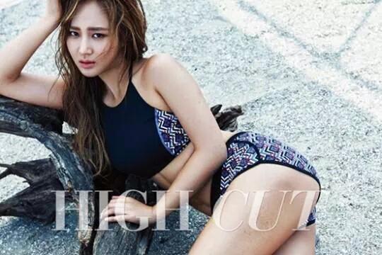 صورة يوري تبدو مثيرة على الشاطيء من أجل مجلة High Cut