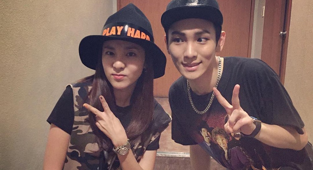 صورة دارا وكي يظهران صداقتهما المقربة في صورة