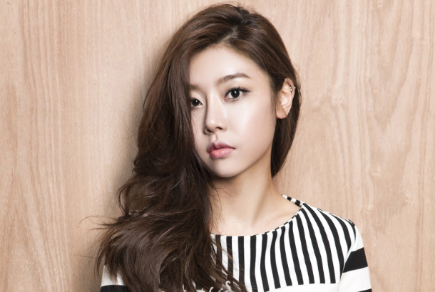 صورة تم الكشف عن العمر الحقيقي لبشرة عضوة فرقة قيرلز داي سوجين