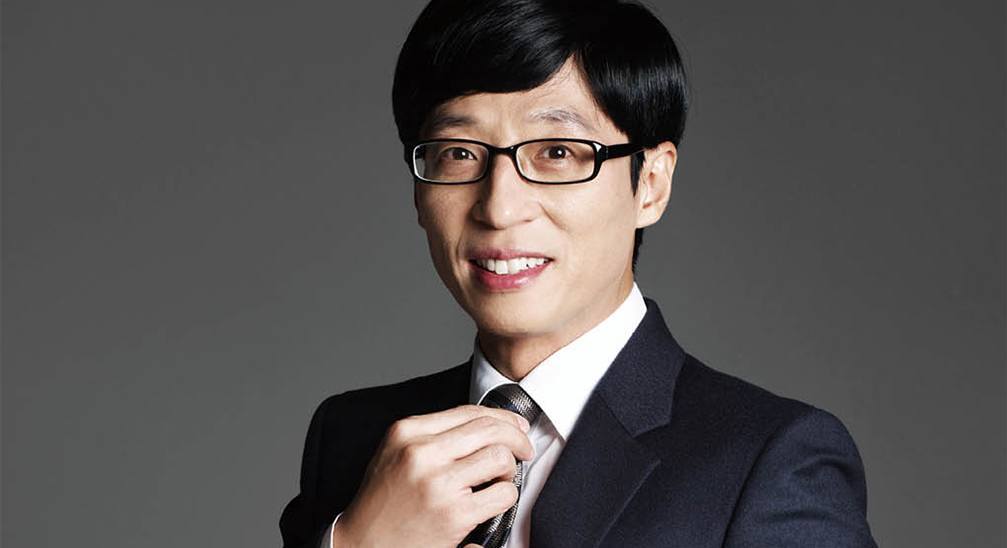 صورة المذيع يو جاي سوك وقع عقداً حصرياً مع وكالة FNC الترفيهية