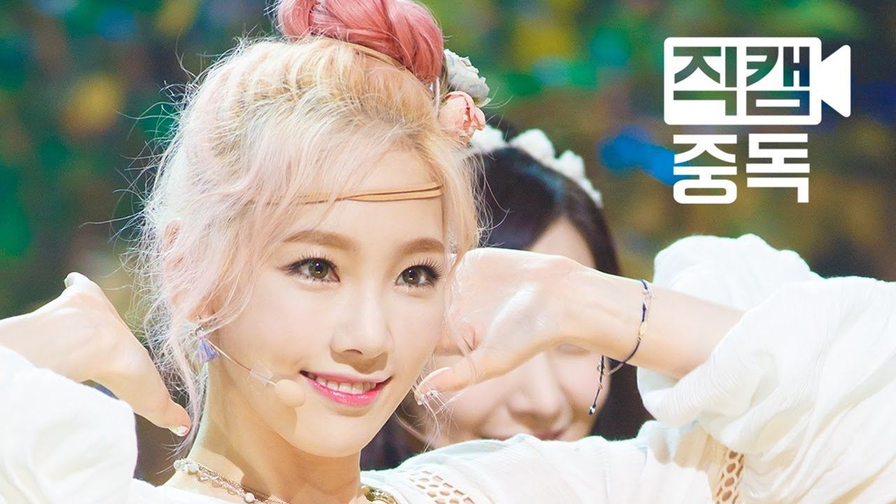 صورة مستخدمي الإنترنت جمعوا صوراً يزعمون بأنها تثبت تجميل تايون لعينيها