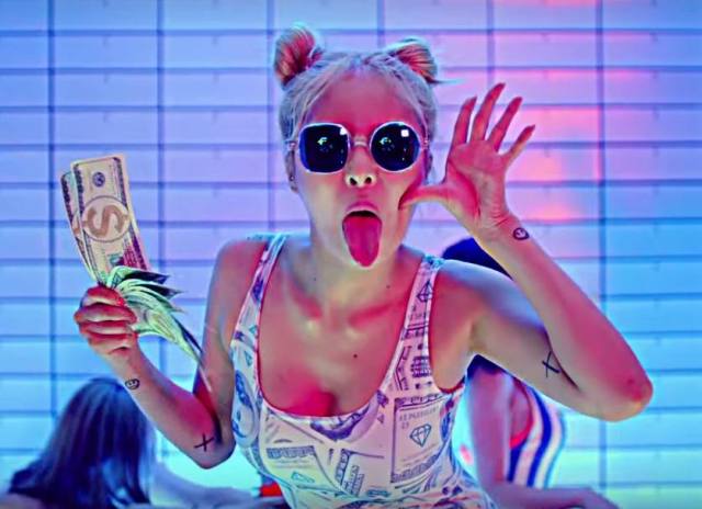 صورة [تقييم +١٨] هيونا أصدرت الفيديو التشويقي الخاص بأغنيتها القادمة “لأنني الأفضل”