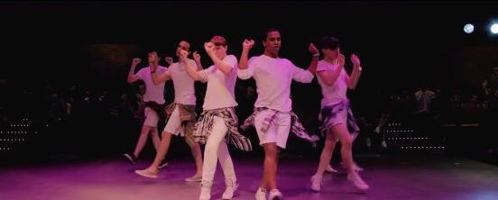 صورة فرقة رقص شبابية من البرازيل قاموا بآداء رقصة Me Gustas Tu الخاصة بفرقة قيرل فريند