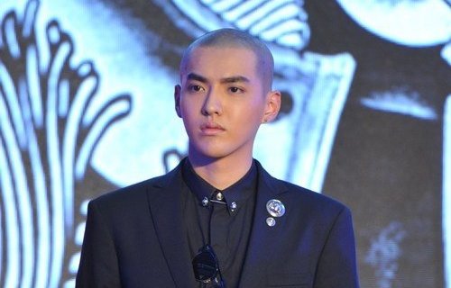 صورة تعليقات مستخدمي الإنترنت على شعر كريس الحليق